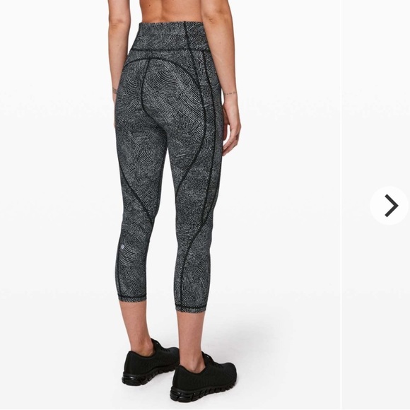 LULULEMON Time to Sweat Print Crop Leggings in Alpine B&W Print - Picture 2 of 11